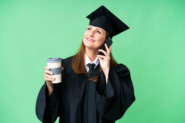 Középkorú Egyetemi Diplomás Elszigetelt Háttér Gazdaság Kávé Elvitelre Egy Mobil — Stock Fotó