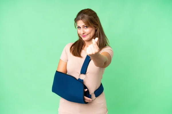 Middle Age Broken Arm Wearing Sling Isolated Background Making Money — Foto de Stock