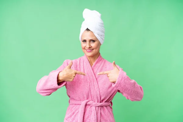 Soyutlanmış Gururlu Kendini Beğenmiş Bornozlu Orta Yaşlı Beyaz Kadın — Stok fotoğraf