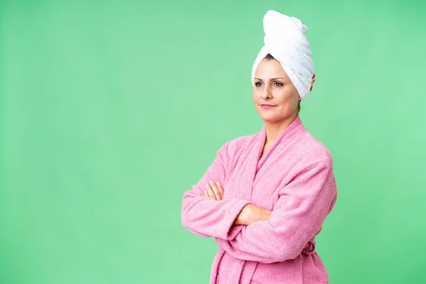 Yalıtılmış Arka Planda Bornoz Giymiş Orta Yaşlı Beyaz Bir Kadın — Stok fotoğraf