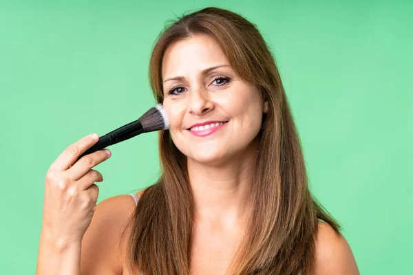 Mulher Meia Idade Sobre Fundo Isolado Segurando Escova Maquiagem Whit — Fotografia de Stock