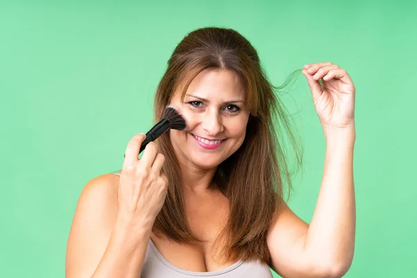 Mulher Meia Idade Sobre Fundo Isolado Segurando Escova Maquiagem — Fotografia de Stock