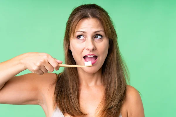 Mulher Meia Idade Sobre Fundo Isolado Com Uma Escova Dentes — Fotografia de Stock