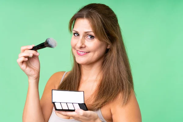 Mulher Meia Idade Sobre Fundo Isolado Com Paleta Maquiagem — Fotografia de Stock