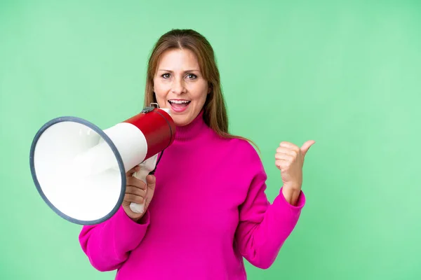 Middle Age Woman Isolated Background Shouting Megaphone Pointing Side — Stock Photo, Image
