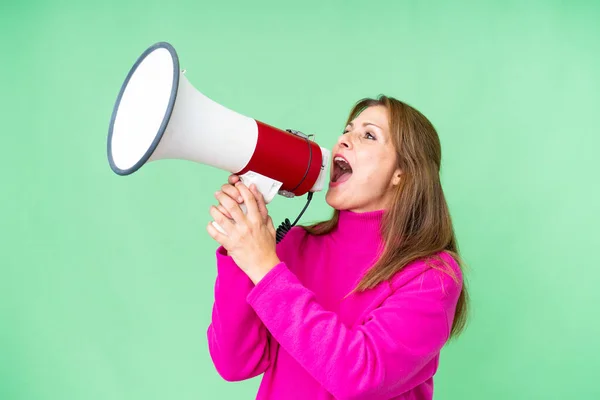 Kobieta Średnim Wieku Odosobnionym Tle Krzyczy Przez Megafon Aby Ogłosić — Zdjęcie stockowe
