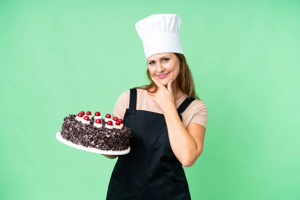 Женщина Кондитер Средних Лет Держит Большой Торт Изолированном Фоне Счастливой — стоковое фото