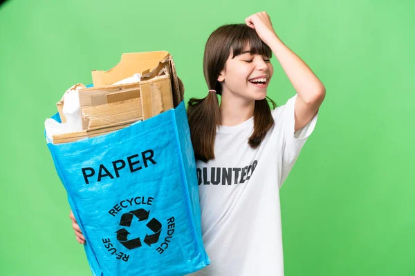 Mała Kaukaska Dziewczyna Trzymająca Worek Papierem Recyklingu Odizolowanym Tle Zdała — Zdjęcie stockowe