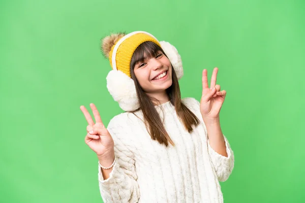 Menina Caucasiana Vestindo Regalos Inverno Sobre Fundo Isolado Mostrando Sinal — Fotografia de Stock