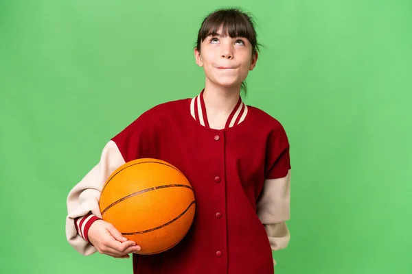 Mały Kaukaski Dziewczyna Gra Koszykówkę Odosobnionym Tle Patrząc Górę — Zdjęcie stockowe