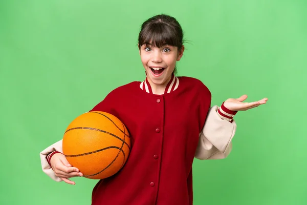 在与世隔绝的背景下打篮球的高加索小女孩 脸上带着震惊的表情 — 图库照片
