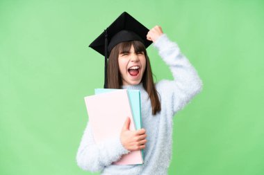 Küçük beyaz kız izole bir arka planda zaferi kutluyor.