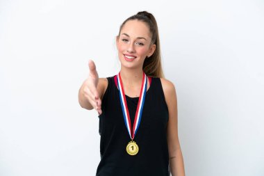 Beyaz arka planda izole edilmiş, iyi bir anlaşma yaptığı için tokalaşan beyaz madalyalı genç beyaz kadın.