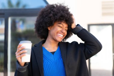 Afro-Amerikalı bir kız açık havada kahvesini yudumlarken bir şey fark etti ve çözümü arıyor.