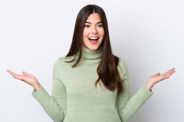 Genç Brezilyalı kadın beyaz arka planda izole edilmiş, şok olmuş yüz ifadesi var.