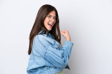 Genç Brezilyalı kadın beyaz arka planda izole bir şekilde zaferi kutluyor.
