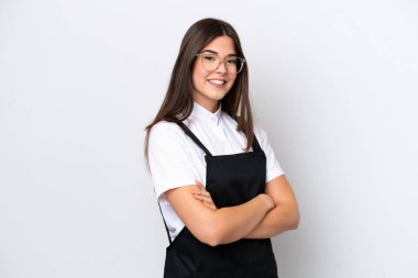 Restorandaki Brezilyalı garson kadın beyaz arka planda izole edilmiş, kolları bağlı ve ileriye bakıyor.