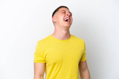 Genç Brezilyalı adam beyaz arka planda izole edilmiş gülüyor.