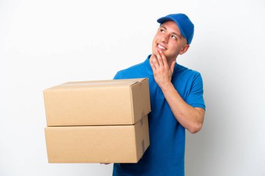 Genç teslimatçı Brezilyalı adam gülümserken beyaz arka plan görüntüsünü izole etti
