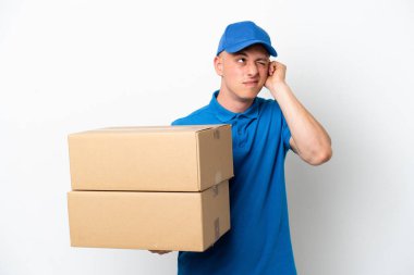 Genç teslimatçı Brezilyalı adam operasyonları izole etti. Beyaz arka plan hayal kırıklığına uğradı ve kulakları kapatıldı.