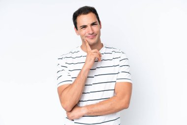 Beyaz arka planda soyutlanmış genç beyaz bir adam.