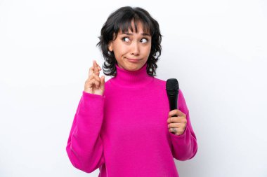 Genç Arjantinli şarkıcı kadın beyaz arka planda izole edilmiş, şans diliyor ve en iyisini diliyor.