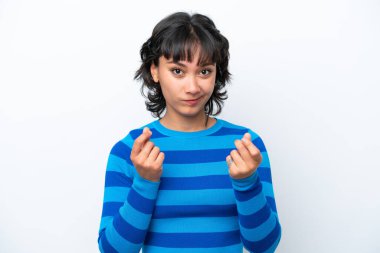 Genç Arjantinli kadın beyaz arka planda izole edilmiş para hareketi yapıyor ama mahvolmuş.