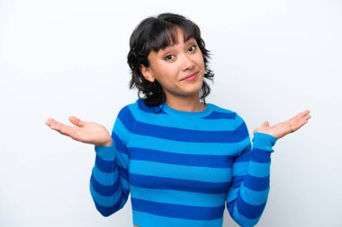 Arjantinli genç bir kadın beyaz arka planda izole edilmiş.