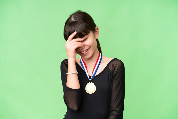 Menina Caucasiana Com Medalhas Sobre Fundo Isolado Rindo — Fotografia de Stock