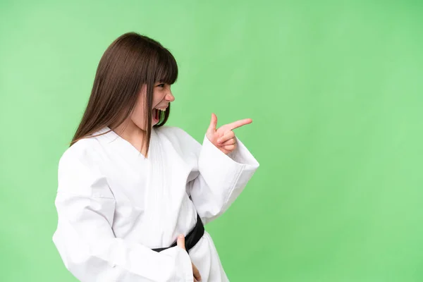 Kleines Kaukasisches Mädchen Beim Karate Vor Isoliertem Hintergrund Zeigt Mit — Stockfoto