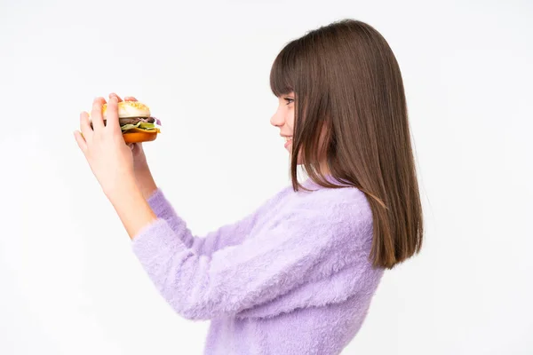 Μικρή Καυκάσιος Κορίτσι Κρατώντας Ένα Burger Πάνω Από Απομονωμένη Φόντο — Φωτογραφία Αρχείου