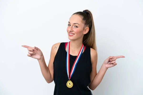 Junge Kaukasische Frau Mit Medaillen Isoliert Auf Weißem Hintergrund Zeigt — Stockfoto