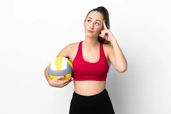 Jonge Kaukasische Vrouw Spelen Volleybal Geïsoleerd Witte Achtergrond Met Twijfels — Stockfoto