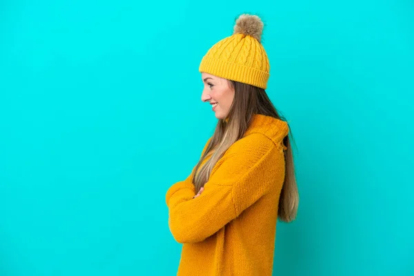 Junge Kaukasische Frau Trägt Winterjacke Isoliert Auf Blauem Hintergrund Seitenlage — Stockfoto