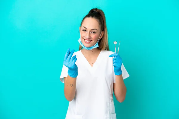 Dentista Mujer Caucásica Sosteniendo Herramientas Aisladas Sobre Fondo Azul Haciendo —  Fotos de Stock