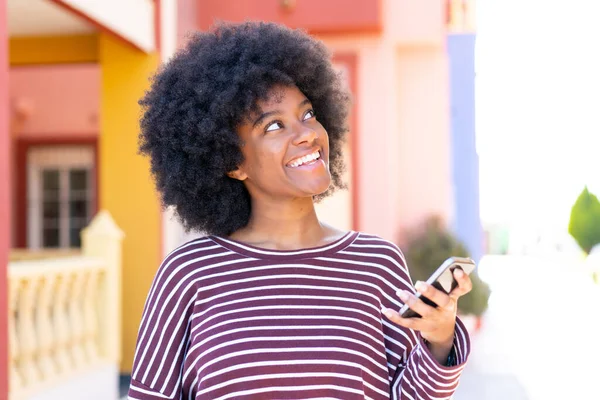 Afro Américaine Fille Aide Téléphone Mobile Extérieur Regardant Vers Haut — Photo