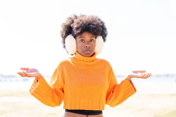 Afro Americana Chica Usando Invierno Muffs Aire Libre Teniendo Dudas — Foto de Stock