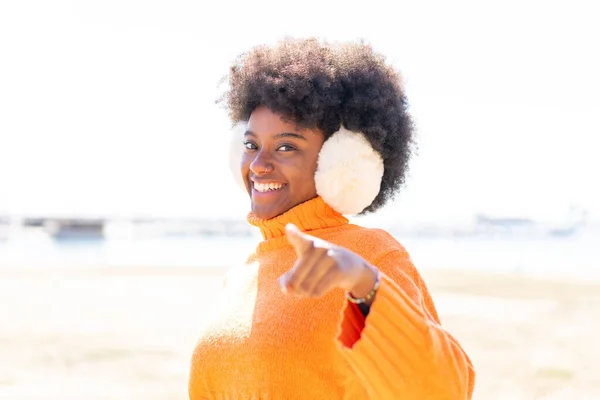 Chica Afroamericana Vistiendo Manguitos Invierno Aire Libre Apunta Con Dedo — Foto de Stock