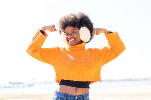 Afro Americana Chica Usando Invierno Muffs Aire Libre Haciendo Fuerte — Foto de Stock