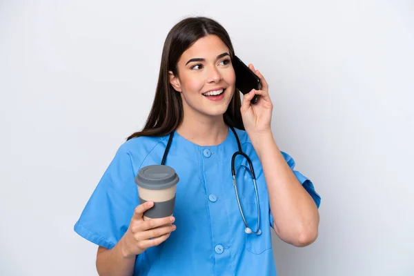 Jonge Braziliaanse Verpleegster Vrouw Geïsoleerd Witte Achtergrond Met Koffie Mee — Stockfoto