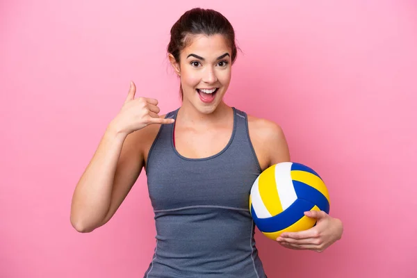 Молодая Бразилька Играет Волейбол Розовом Фоне Делая Телефонный Жест Перезвони — стоковое фото