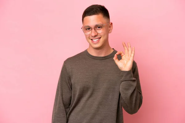 Молодой Бразилец Изолирован Розовом Фоне Показывая Знак Пальцами — стоковое фото