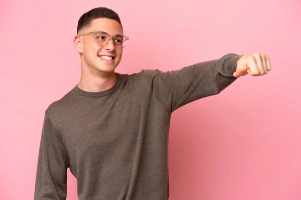 Jonge Braziliaanse Man Geïsoleerd Roze Achtergrond Geven Van Een Duim — Stockfoto