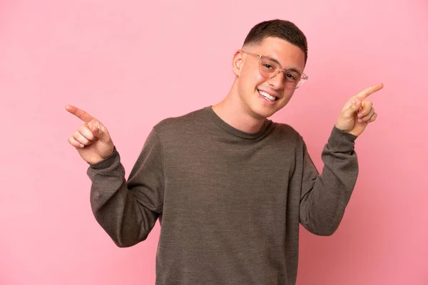Young Brazilian Man Isolated Pink Background Pointing Finger Laterals Happy — Stock Photo, Image