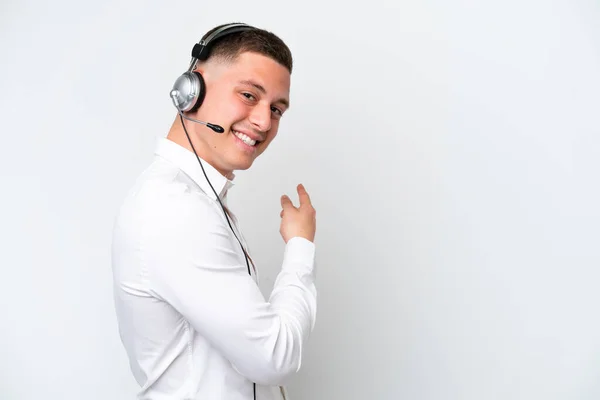 Telemarketer Brazylijczyk Pracuje Słuchawkami Odizolowanymi Białym Tle Wskazując Wstecz — Zdjęcie stockowe