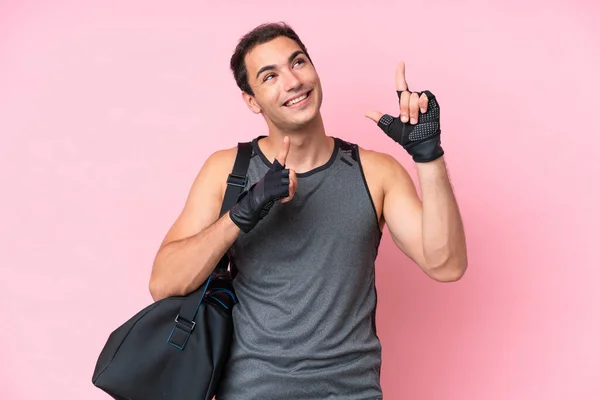 Νεαρός Αθλητής Καυκάσιος Άνδρας Αθλητική Τσάντα Απομονωμένη Ροζ Φόντο Δείχνοντας — Φωτογραφία Αρχείου