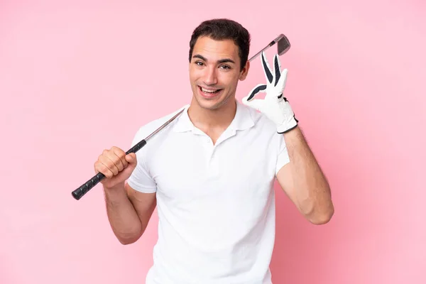 年轻的高尔夫球手男子孤立在粉红的背景上 用手指表示确定的标志 — 图库照片