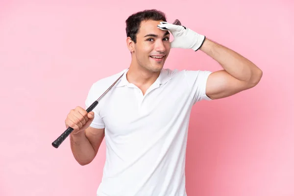Young Golfer Player Man Isolated Pink Background Doing Surprise Gesture — Stock fotografie