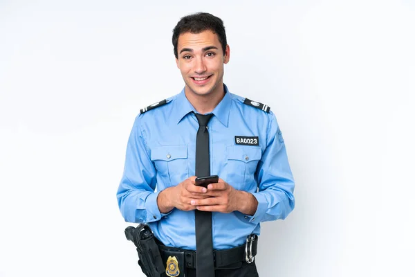 Молодий Поліцейський Кавказький Чоловік Ізольований Білому Тлі Надсилаючи Повідомлення Мобільним — стокове фото