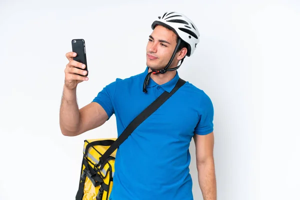 Młody Biały Mężczyzna Termicznym Plecakiem Odizolowany Białym Tle Robi Selfie — Zdjęcie stockowe